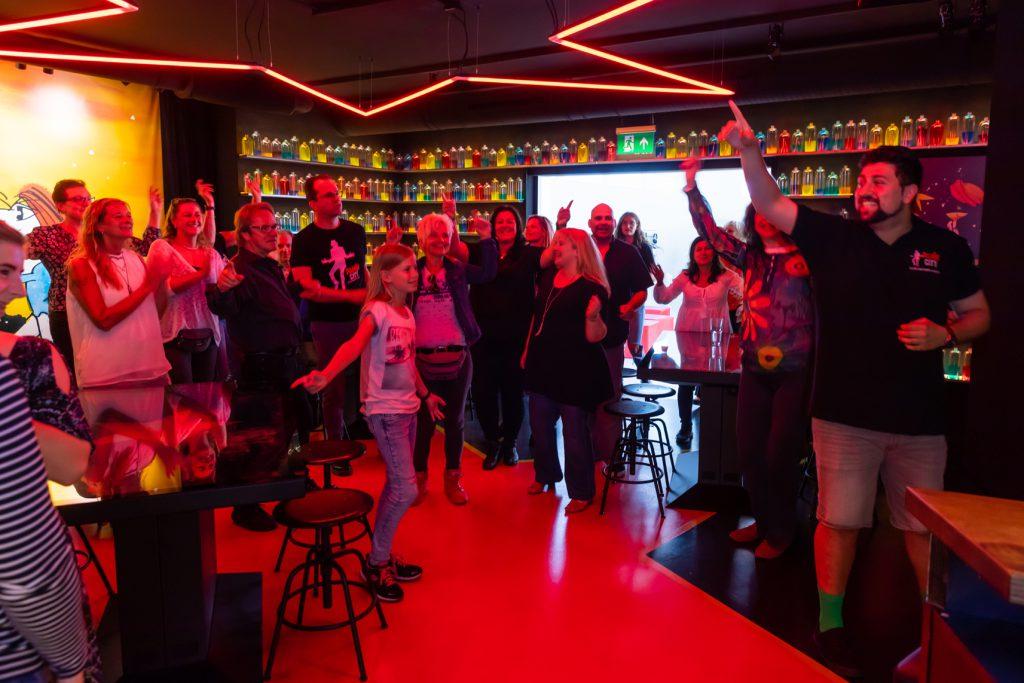 Gruppe in Eventlocation Likörelle Bar in der Panik City beim Feiern